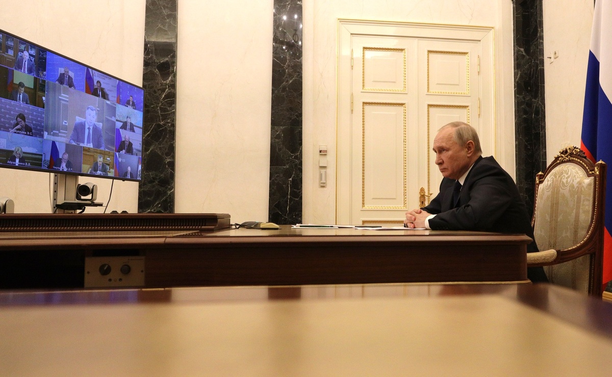 «Экономика адаптируется»: Владимир Путин обсудил антисанкционные меры с правительством РФ
